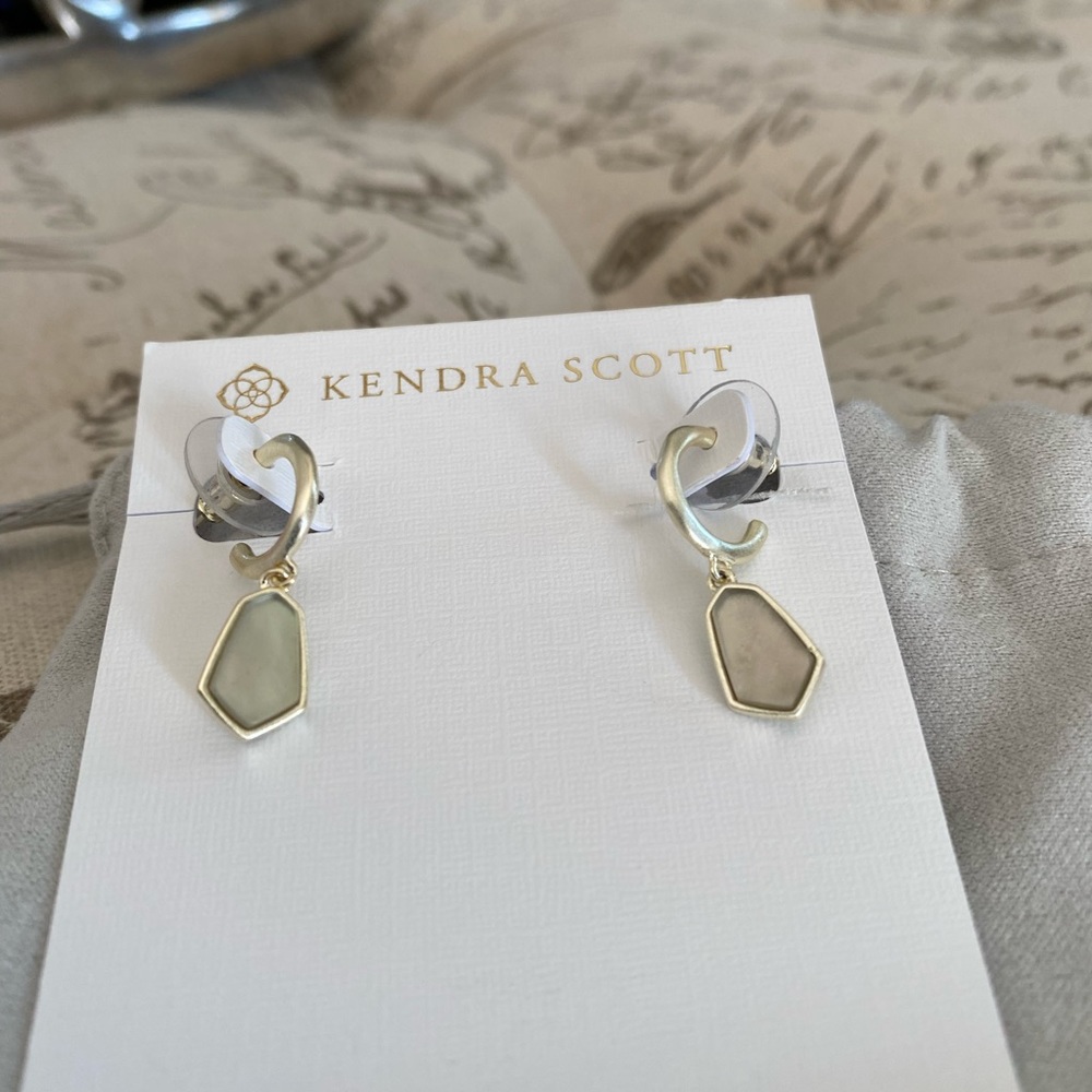 NWT Kendra Scott Clove Huggie earrings in gold